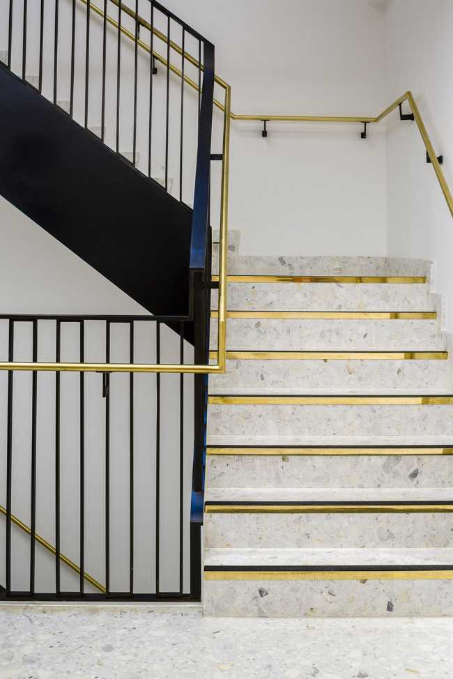 Corpo scala con dettagli dorati