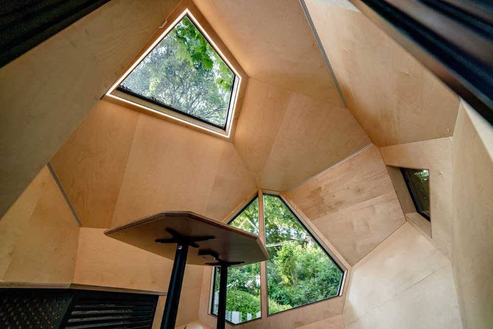 Cabina in legno dalla geometria spezzata