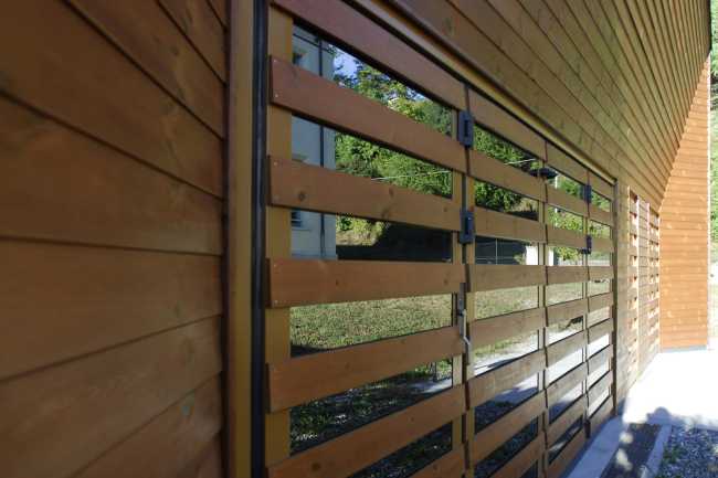 Facciata con doghe di legno