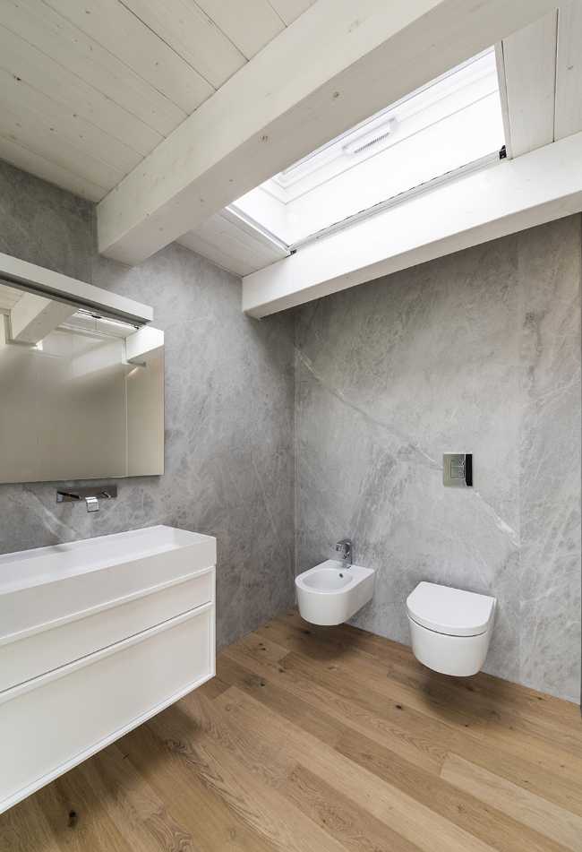 Interno bagno con parquet