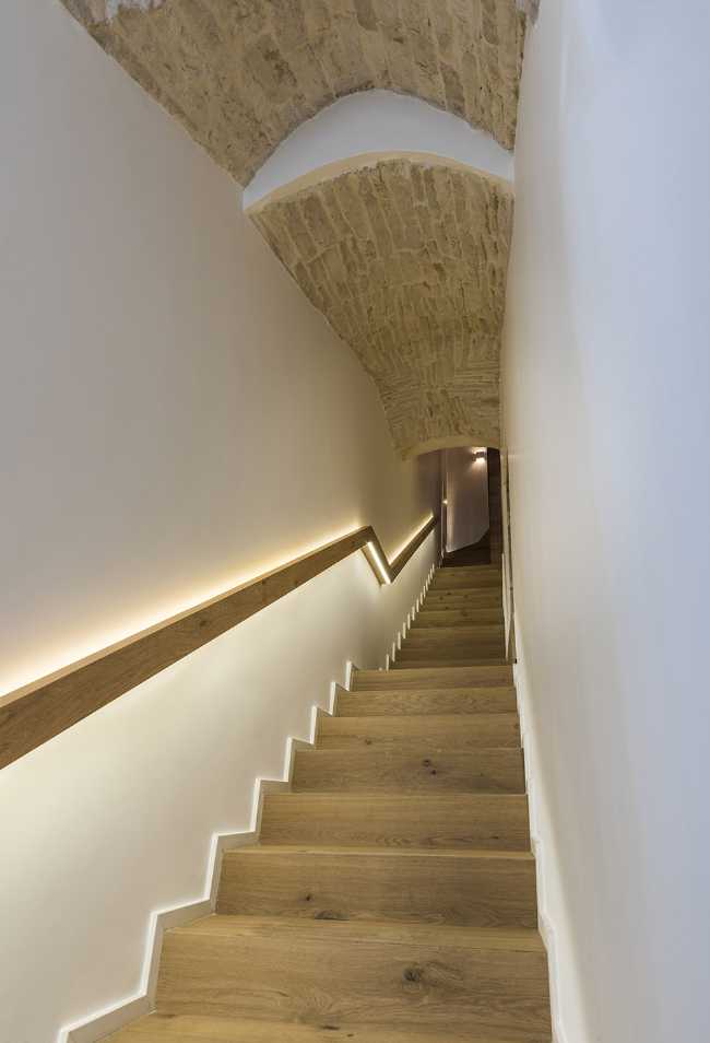 Corpo scala con balaustra illuminata