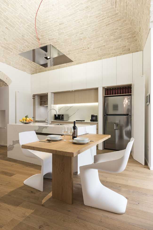 Cucina con soffitto in pietra