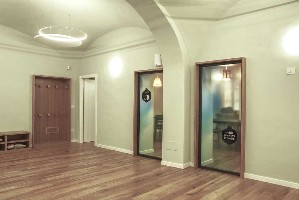 Centro polifunzionale interni in legno con luci circolari