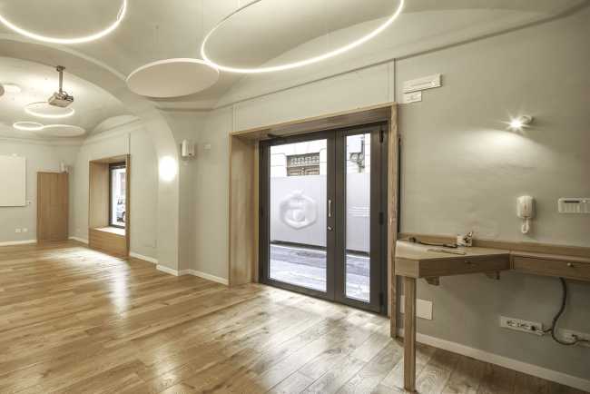 Centro polifunzionale interni in legno e luci circolari