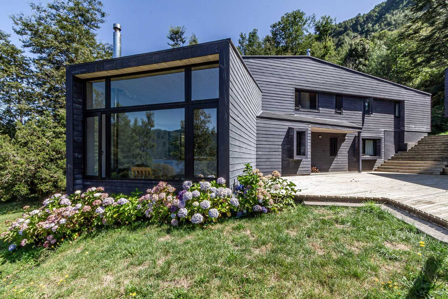 Casa in legno con vetrata