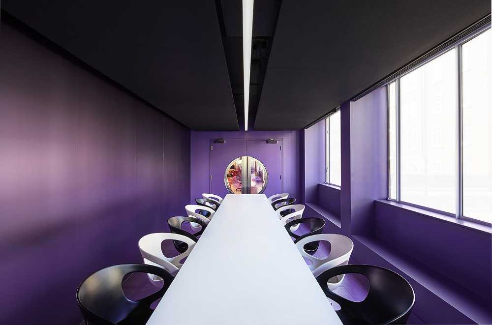 sala riunioni pareti viola