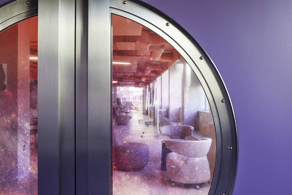 sala riunioni pareti viola