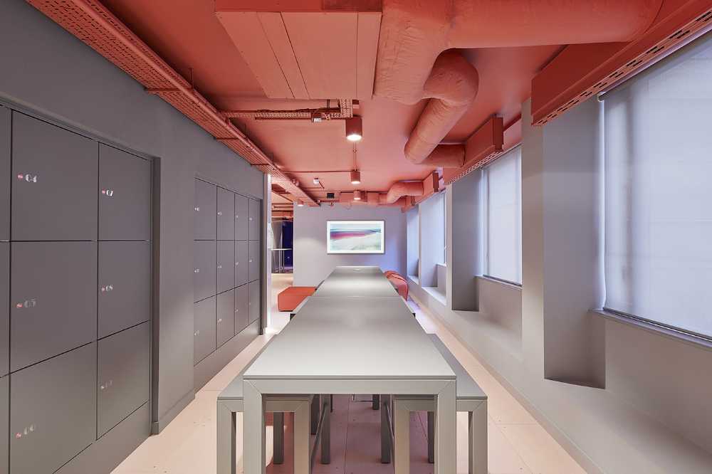 sala riunioni pareti viola