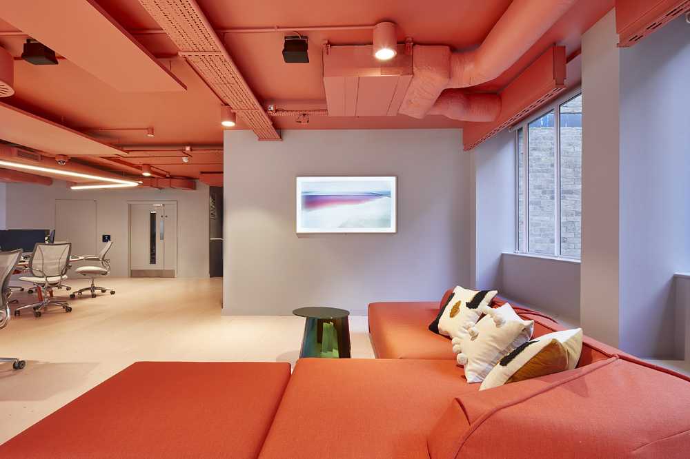 sala riunioni pareti viola