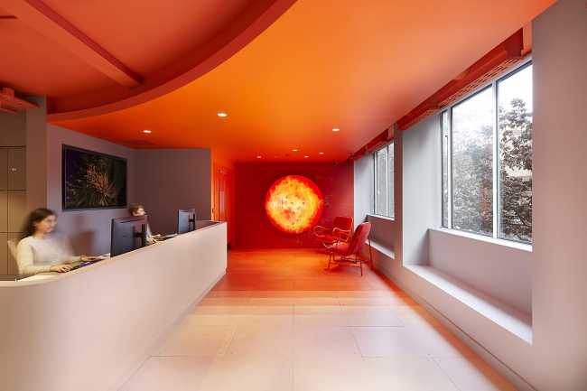 desck controsoffitto rosa e vetrata