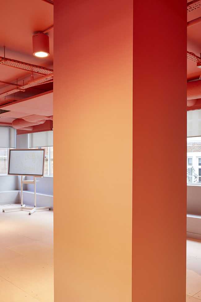 centro ricerca ospedaliero pareti e controsoffitto rosa arancione