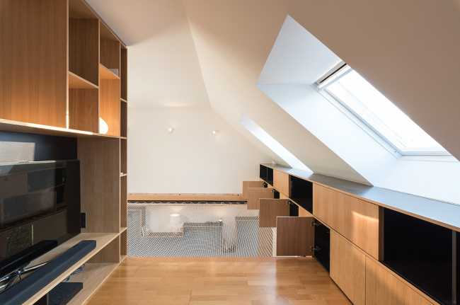 casa doble volumen red entresuelo muebles de madera de roble a medida claraboya