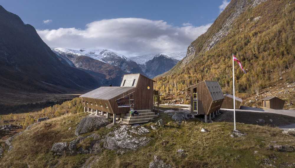 Grupo de cabinas de madera en las montañas
