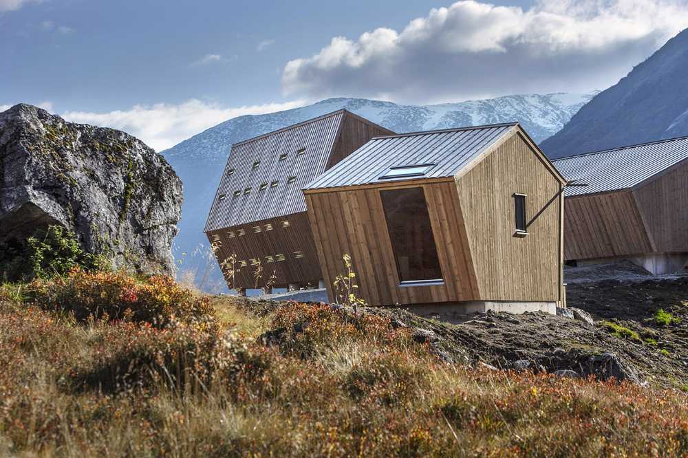 Grupo de cabinas de madera en las montañas