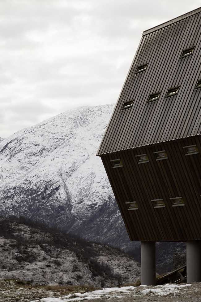 Cabina de madera y montañas nevadas