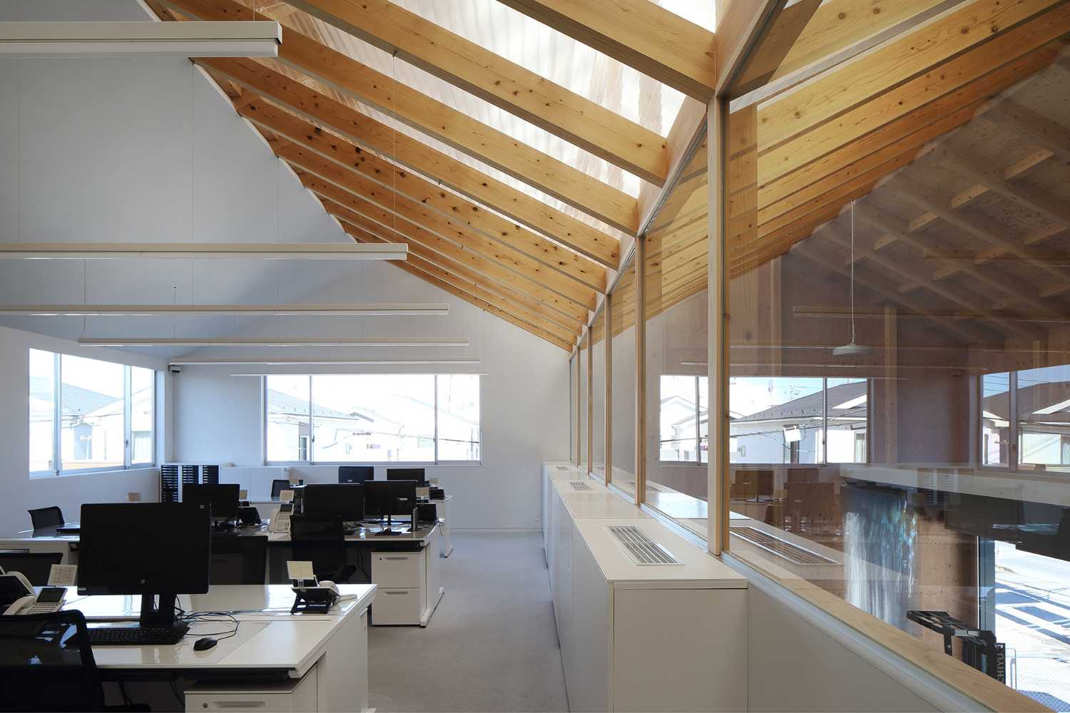 Oficina con techo de madera de tímpano