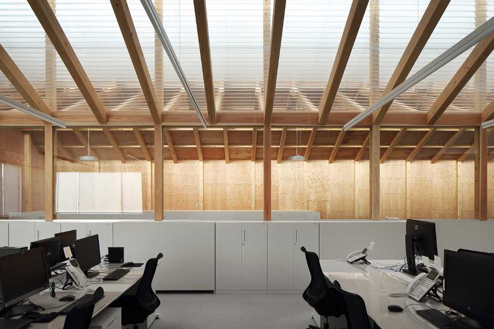 Ufficio con tetto in legno a timpano