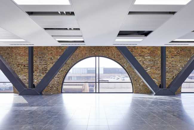 Structure in exposed steel