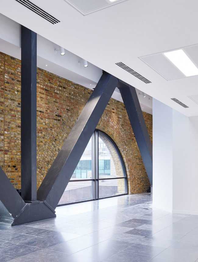 Structure in exposed steel