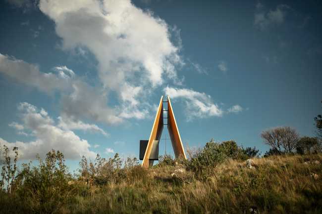 Cappella in legno dalla forma triangolare