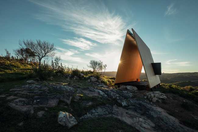 Cappella in legno al tramonto