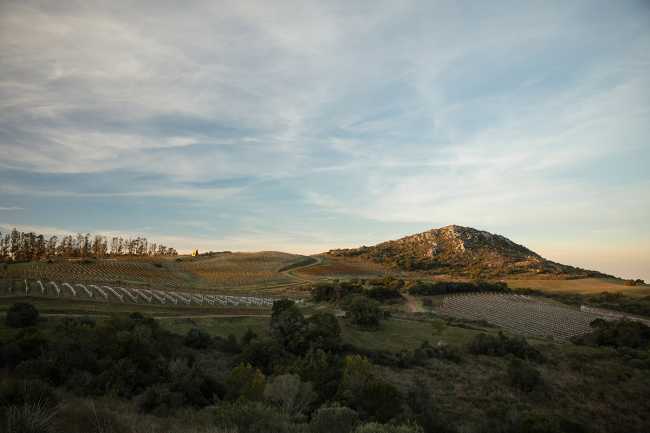 Cappella Sacromonte immersa nella natura tra i vigneti