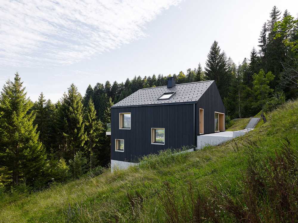 Maison de vacances en bois massif. La forme et la couleur interagissent avec les bâtiments environnants