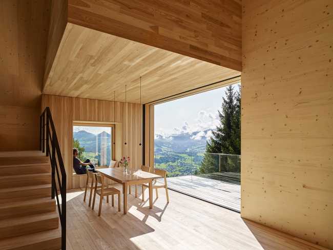 Maison de vacances en bois massif. La forme et la couleur interagissent avec les bâtiments environnants