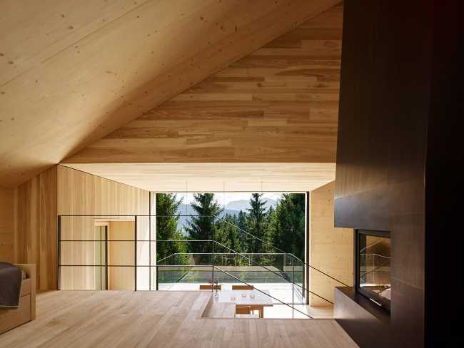 Maison de vacances en bois massif. La forme et la couleur interagissent avec les bâtiments environnants