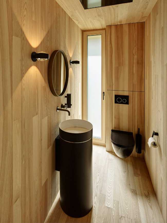 Maison de vacances en bois massif. La forme et la couleur interagissent avec les bâtiments environnants