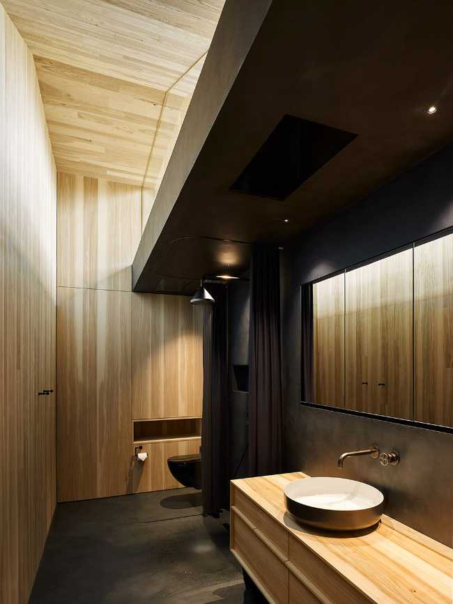 Maison de vacances en bois massif. La forme et la couleur interagissent avec les bâtiments environnants