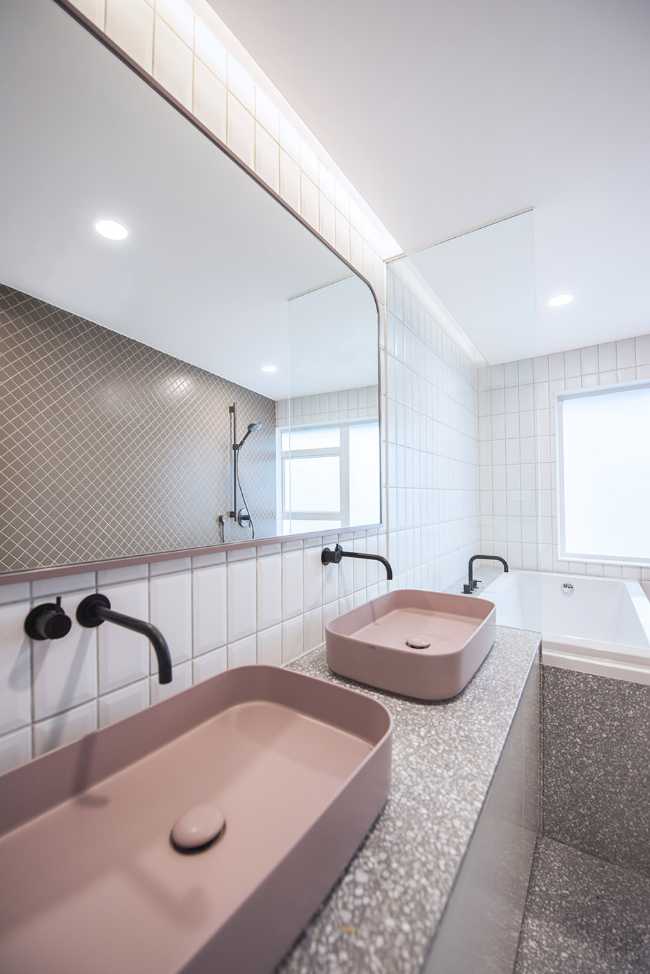 Bathroom pink details