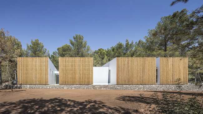 villa Ibiza piscine façade en bois de pin