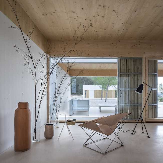 villa Ibiza plafond avec lambris en bois, sol en pierre