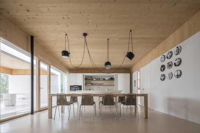 villa Ibiza cuisine salle à manger lumières plafond suspendu revêtement en bois