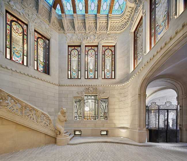 edificio modernista barcellona decorazioni ingresso