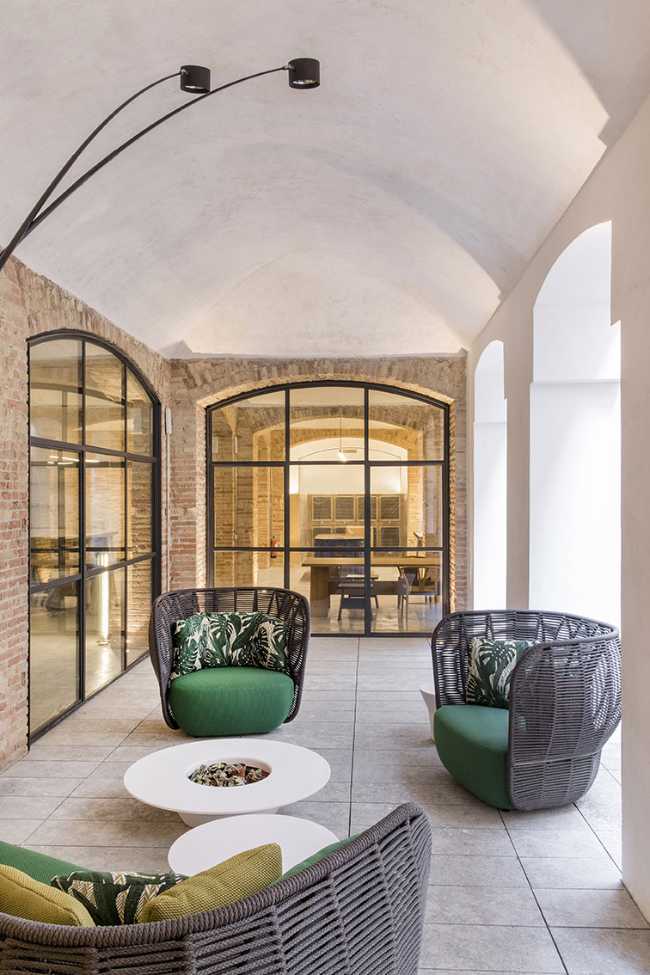 esterno patio finestre struttura metallo nera