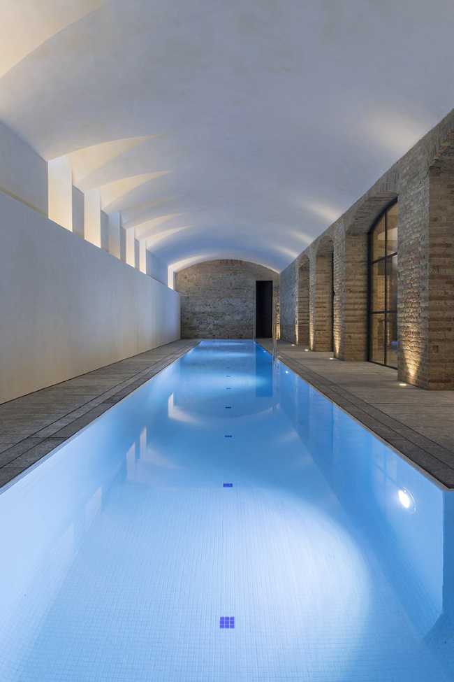 edificio modernista barcellona piscina