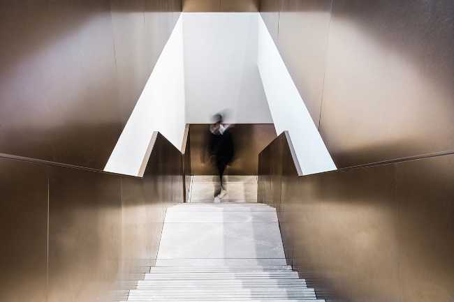 scala rivestita in alluminio dorato