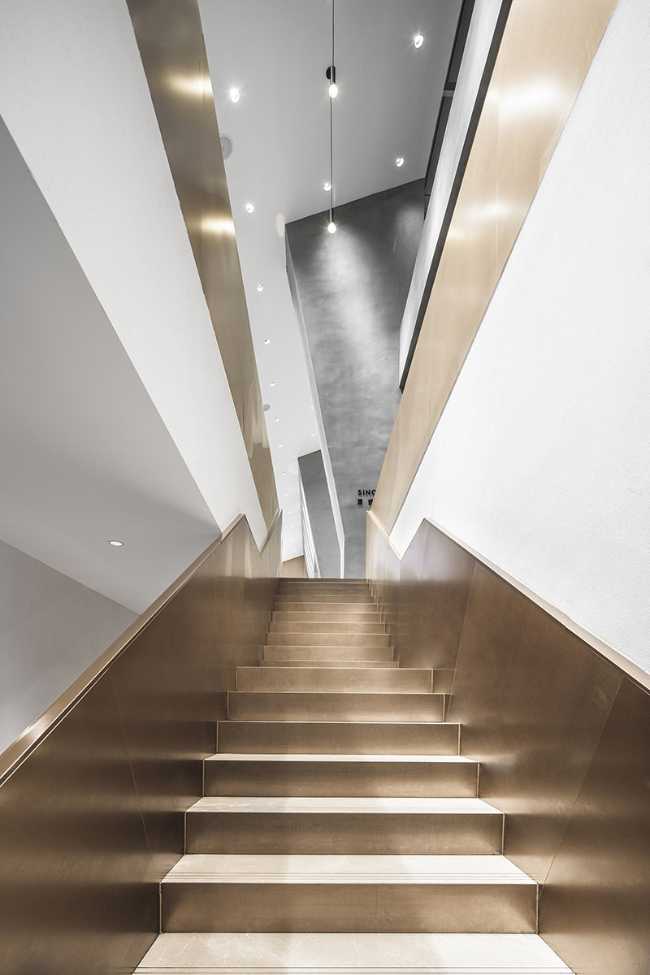 scala rivestita in alluminio dorato