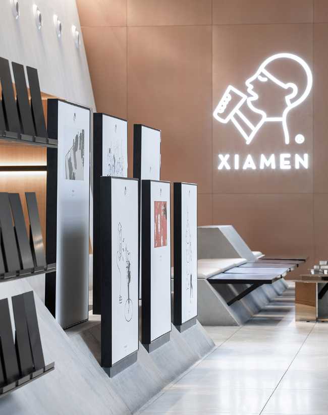 rivestimento in alluminio dorato e ceramica espositore