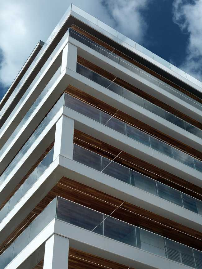 L'édifice F5 de Cuneo. Des lignes épurées et des garde-corps en verre encadrent l'arc alpin