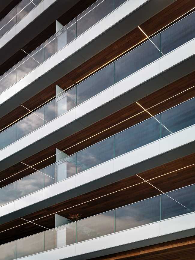 L'édifice F5 de Cuneo. Des lignes épurées et des garde-corps en verre encadrent l'arc alpin