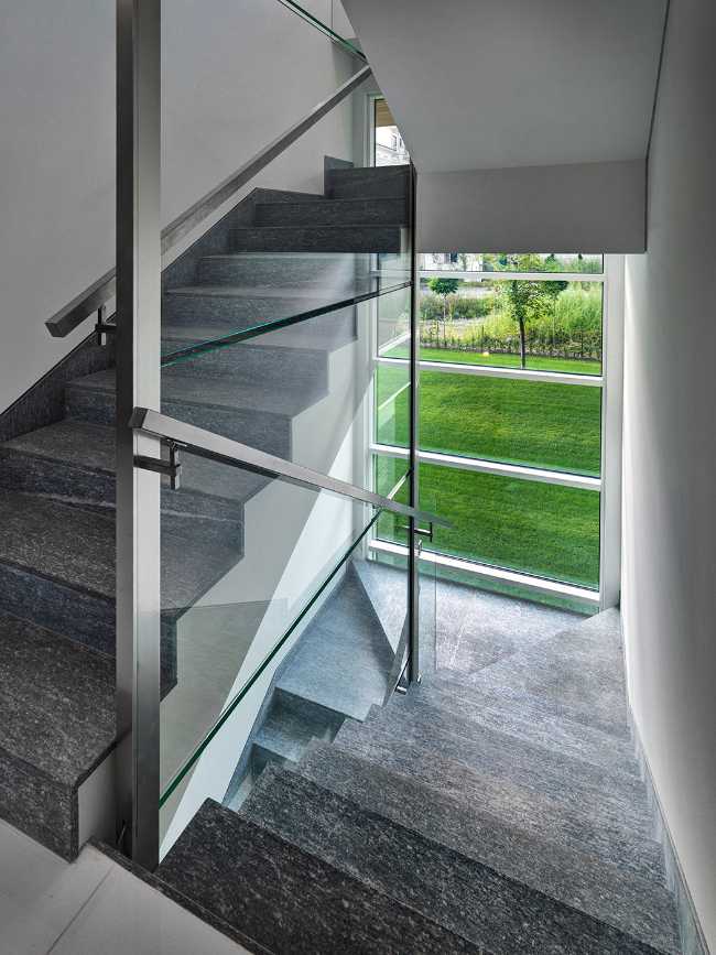 L'édifice F5 de Cuneo. Des lignes épurées et des garde-corps en verre encadrent l'arc alpin