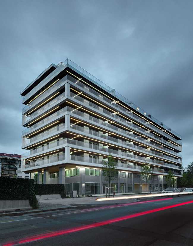 L'édifice F5 de Cuneo. Des lignes épurées et des garde-corps en verre encadrent l'arc alpin