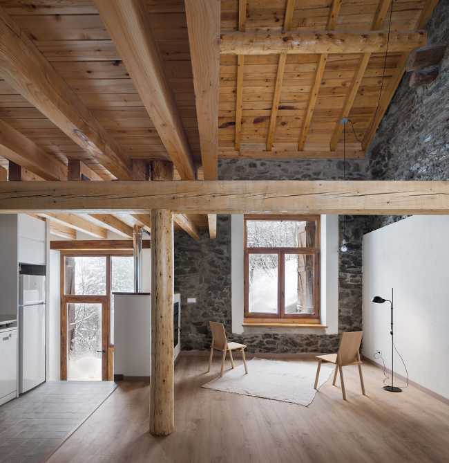 baita struttura pietra e travi e tetto legno