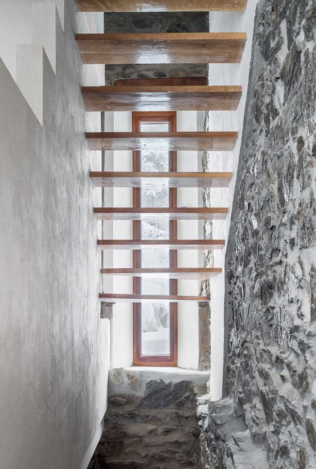 baita struttura pietra e legno scala legno minimalista