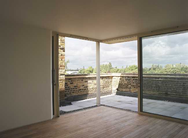 terraza acristalada esquina suelo de madera