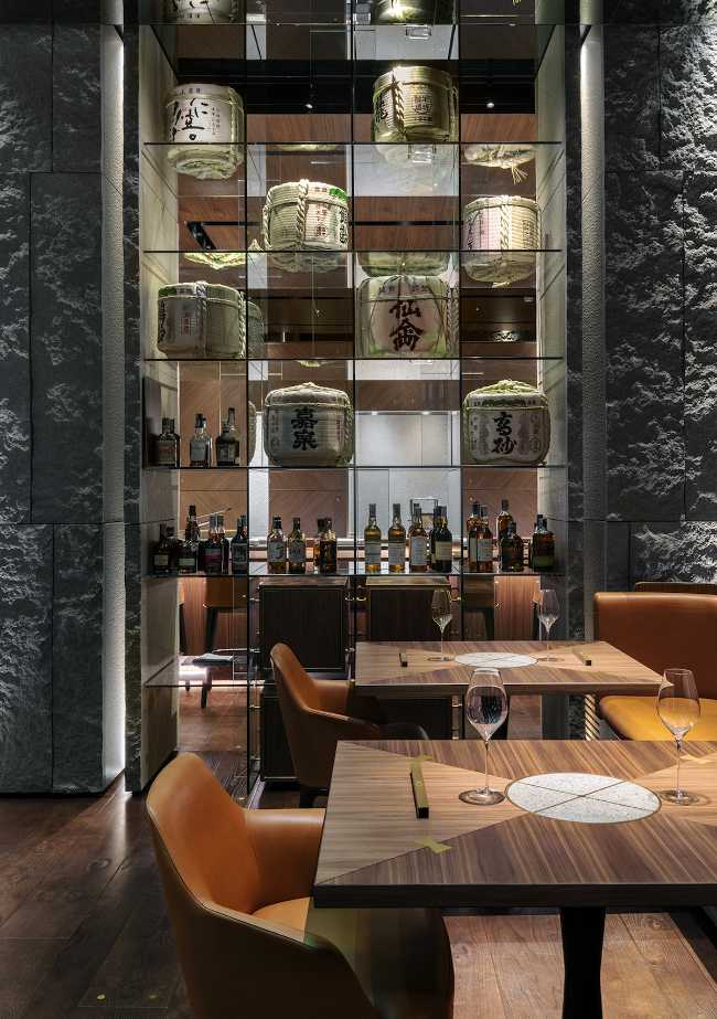 ristorante giapponese milano sedute pelle tavolo legno scafale vetro