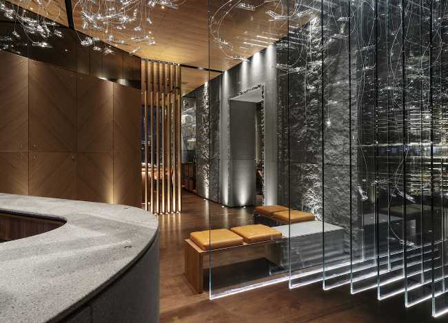 ristorante giapponese milano pavimento e rivestimento legno pannelli di vetro